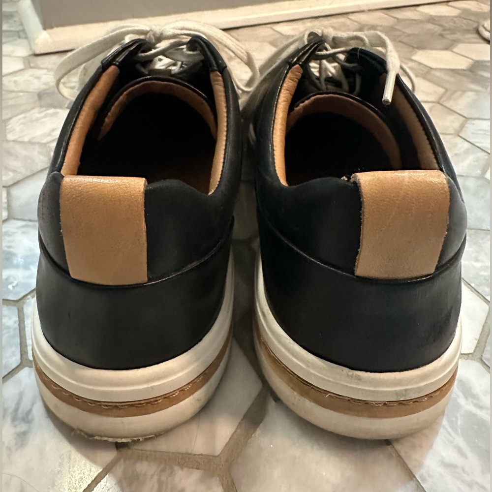 Gently used Clarks lace-up Un Maui women’s sneakers - black white and tan 7.5 - Picture 5 of 9
